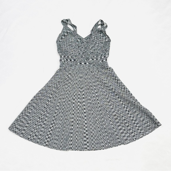 GUESS Los Angeles Black & White Fit and Flare Knit Bodycon Dress - Picture 8 of 9